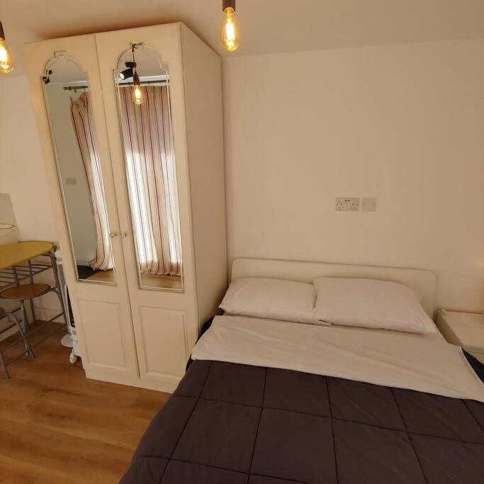 Cozy Garden Studio: Wizarding World Retreat Watford  Exterior photo