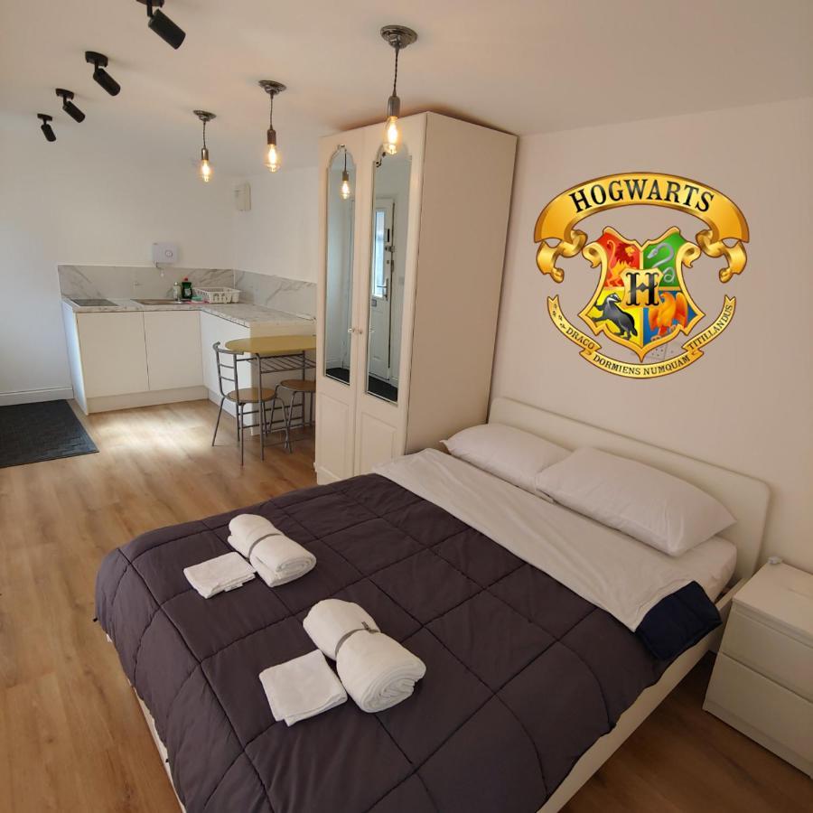 Cozy Garden Studio: Wizarding World Retreat Watford  Exterior photo